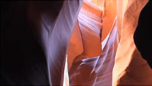 アンテロープキャニオンの何百年にも及ぶ地層が見える画像