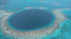 「海の怪物の寝床」とよばれる直径313mのグレートブルーホール