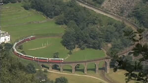 弧を描くベルニナ線