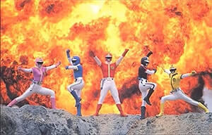 この爆発、煙だけじゃない。火力のダイナミックさ、半はんぱない。